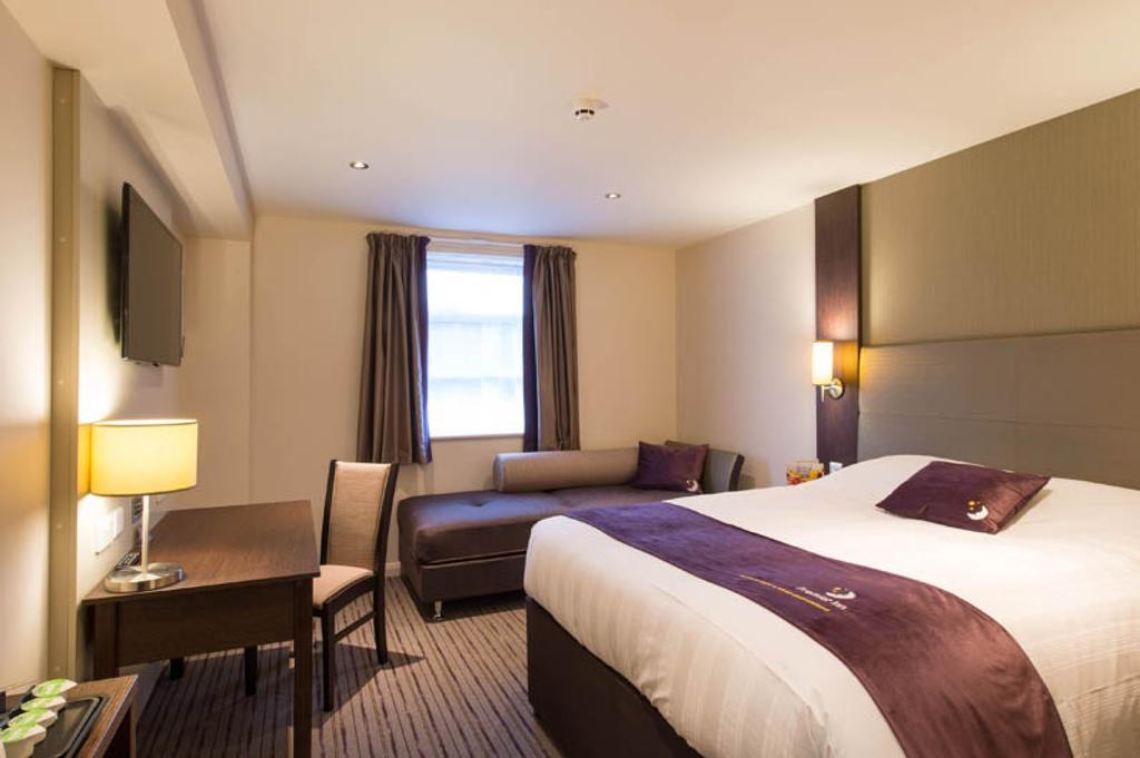 Premier Inn London Elstree / Борхамуд Екстериор снимка
