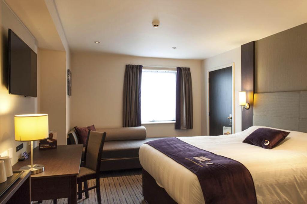 Premier Inn London Elstree / Борхамуд Стая снимка