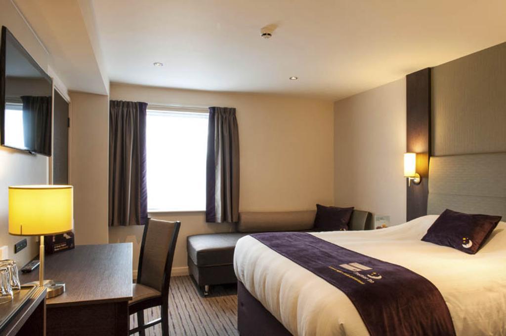 Premier Inn London Elstree / Борхамуд Стая снимка