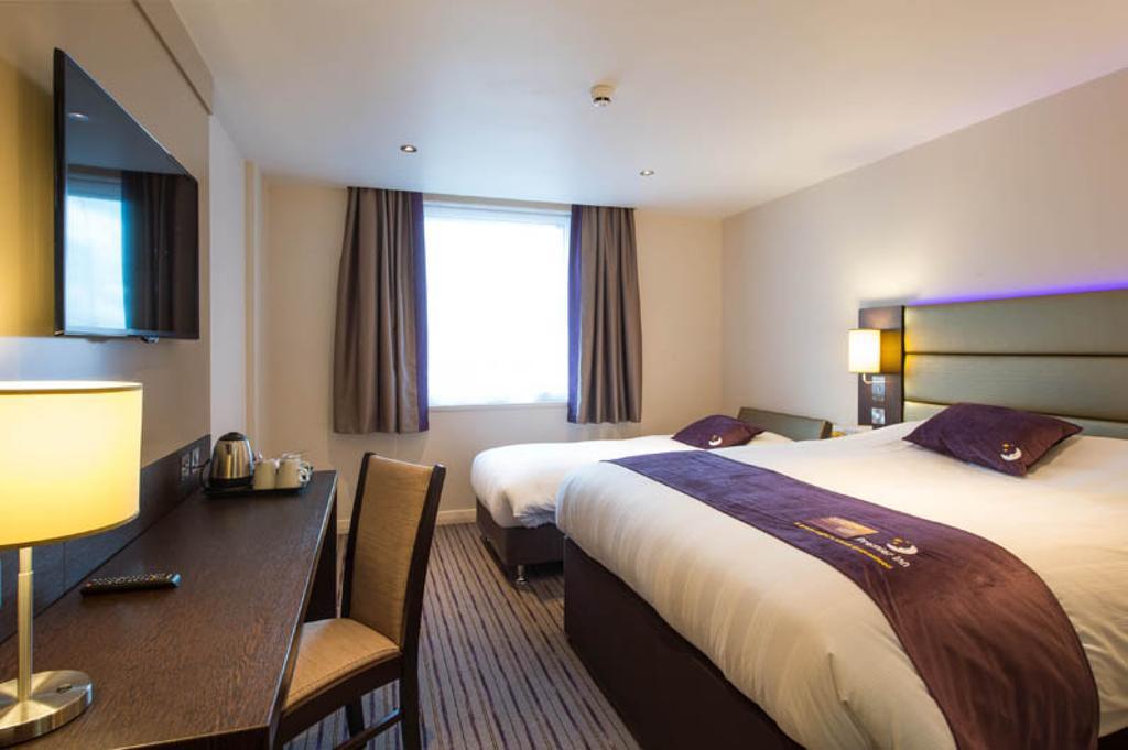 Premier Inn London Elstree / Борхамуд Стая снимка