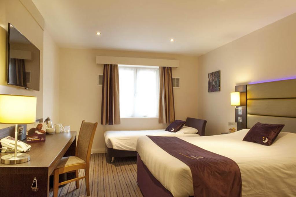 Premier Inn London Elstree / Борхамуд Стая снимка