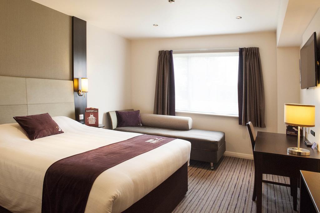 Premier Inn London Elstree / Борхамуд Стая снимка