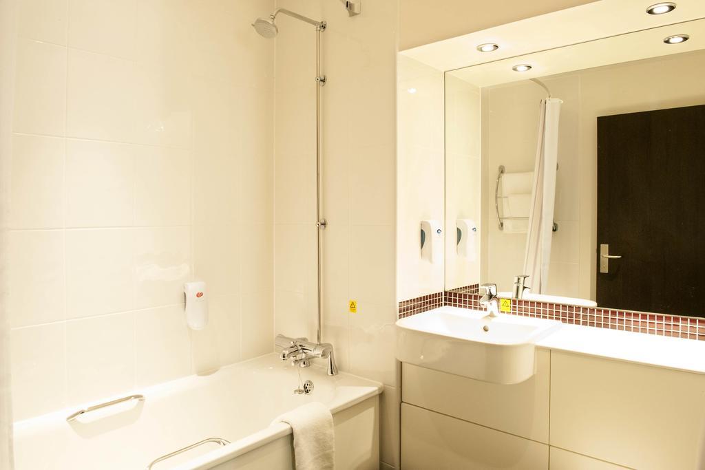 Premier Inn London Elstree / Борхамуд Стая снимка