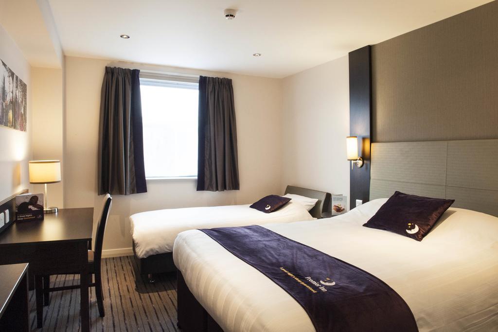 Premier Inn London Elstree / Борхамуд Стая снимка